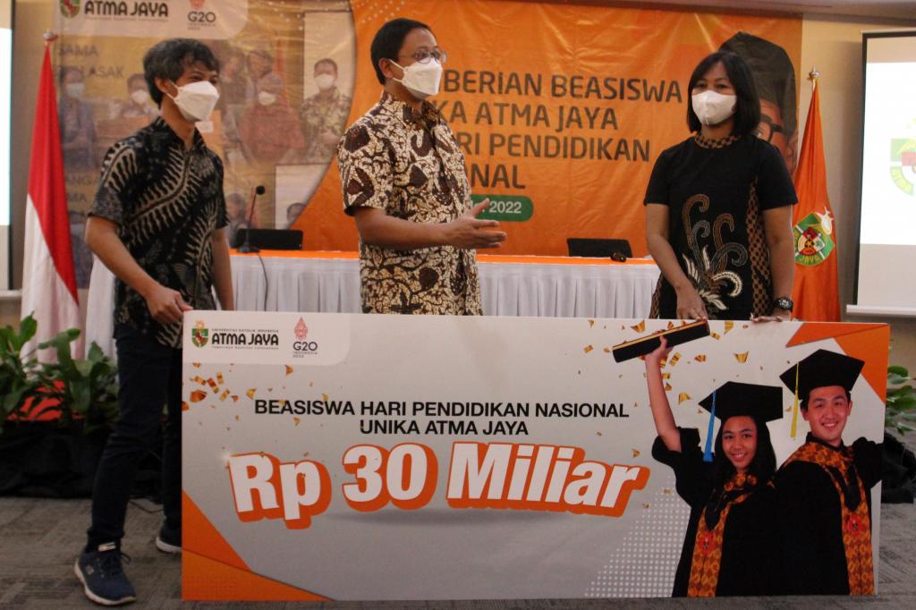 Unika Atma Jaya Berikan Beasiswa 30 Miliar Unika Atma Jaya Berikan Beasiswa 30 Miliar